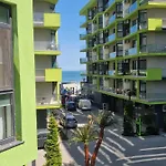 Nasty 24 Pool & Mamaia Nord Apartment Navodari